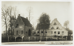 604731 Gezicht op het poortgebouw en boerderij van het voormalige Kartuizerklooster Nieuwlicht (Laan van Chartroise ...